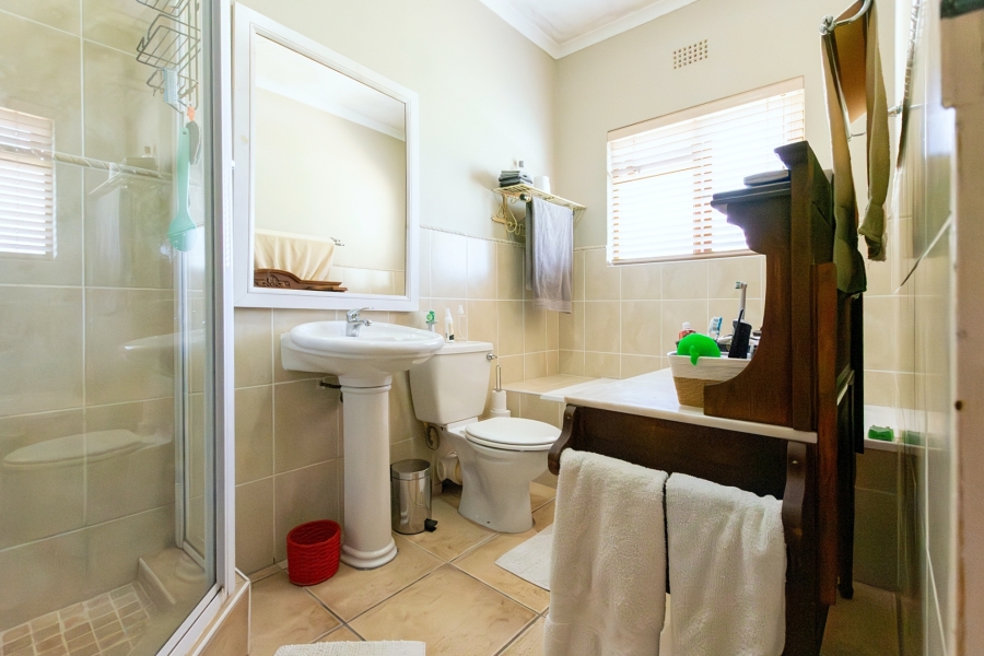 6 Bedroom Property for Sale in Middedorp Western Cape